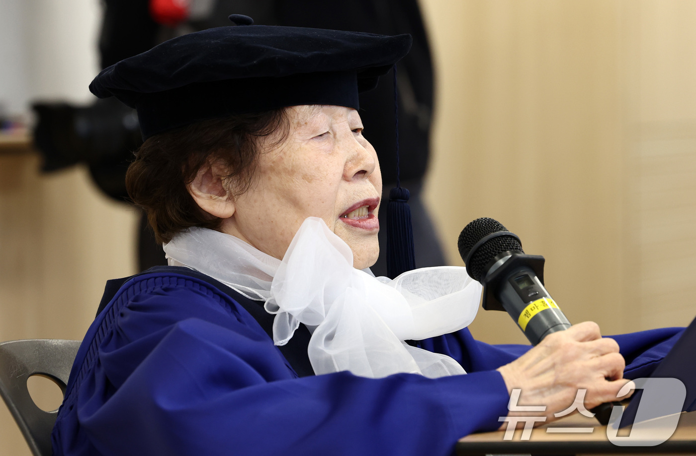 (서울=뉴스1) 최지환 기자 = 2024학년도 수능 최고령 수험생이었던 김정자 할머니(85)가 27일 서울 용산구 숙명여자대학교에서 열린 2025학년도 전기 숙명여자대학교 미래교육 …