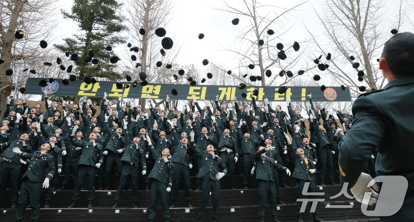 본문 이미지 - 27일 경기 광주시 육군 특수전학교에서 열린 '특전부사관 262기 임관식'에서 신임 특전부사관들이 임관식을 마치고 기뻐하고 있다. 2026.2.27 ⓒ 뉴스1 김영운 기자