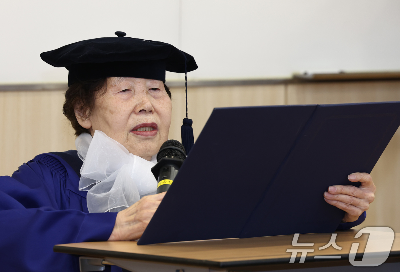 (서울=뉴스1) 최지환 기자 = 2024학년도 수능 최고령 수험생이었던 김정자 할머니(85)가 27일 서울 용산구 숙명여자대학교에서 열린 2025학년도 전기 숙명여자대학교 미래교육 …