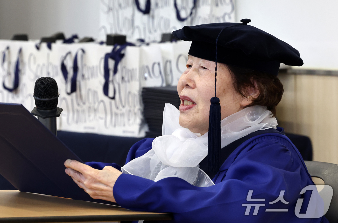 (서울=뉴스1) 최지환 기자 = 2024학년도 수능 최고령 수험생이었던 김정자 할머니(85)가 27일 서울 용산구 숙명여자대학교에서 열린 2025학년도 전기 숙명여자대학교 미래교육 …