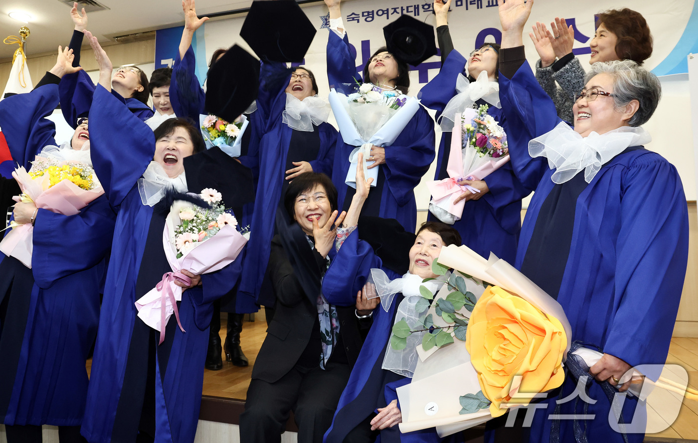 (서울=뉴스1) 최지환 기자 = 2024학년도 수능 최고령 수험생이었던 김정자 할머니(85·앞줄 왼쪽 네번째)가 27일 서울 용산구 숙명여자대학교에서 열린 2025학년도 전기 숙명 …