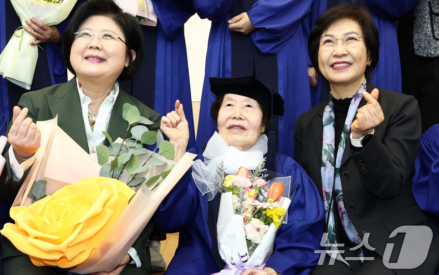본문 이미지 - 2024학년도 수능 최고령 수험생이었던 김정자 할머니(85)가 27일 서울 용산구 숙명여자대학교에서 열린 2025학년도 전기 숙명여자대학교 미래교육원 학위수여식에서 문시연 숙명여대 총장(왼쪽), 유종숙 미래교육원장과 기념촬영을 하고 있다. 2026.2.27 ⓒ 뉴스1 최지환 기자