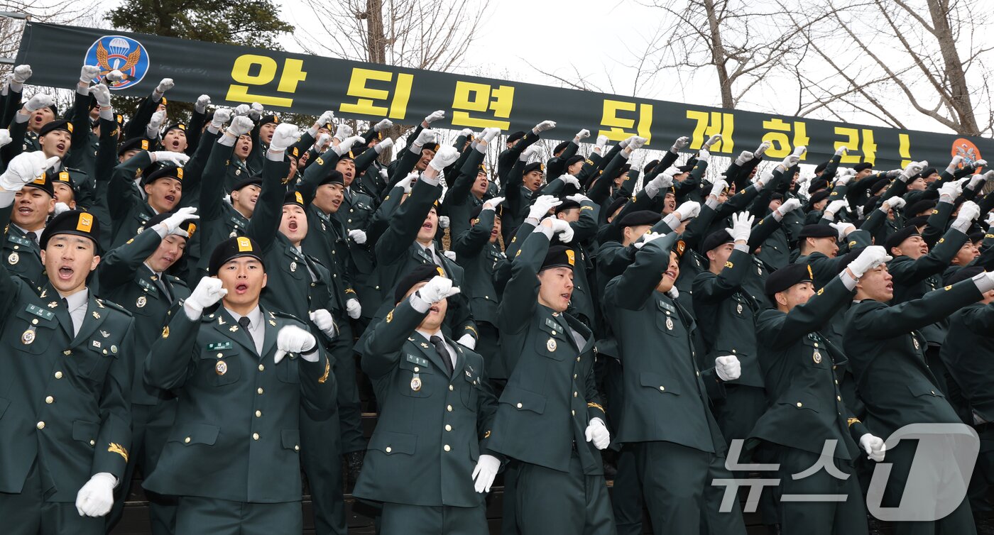 본문 이미지 - 27일 경기 광주시 육군 특수전학교에서 열린 '특전부사관 262기 임관식'에서 신임 특전부사관들이 군가를 부르고 있다. 2026.2.27 ⓒ 뉴스1 김영운 기자