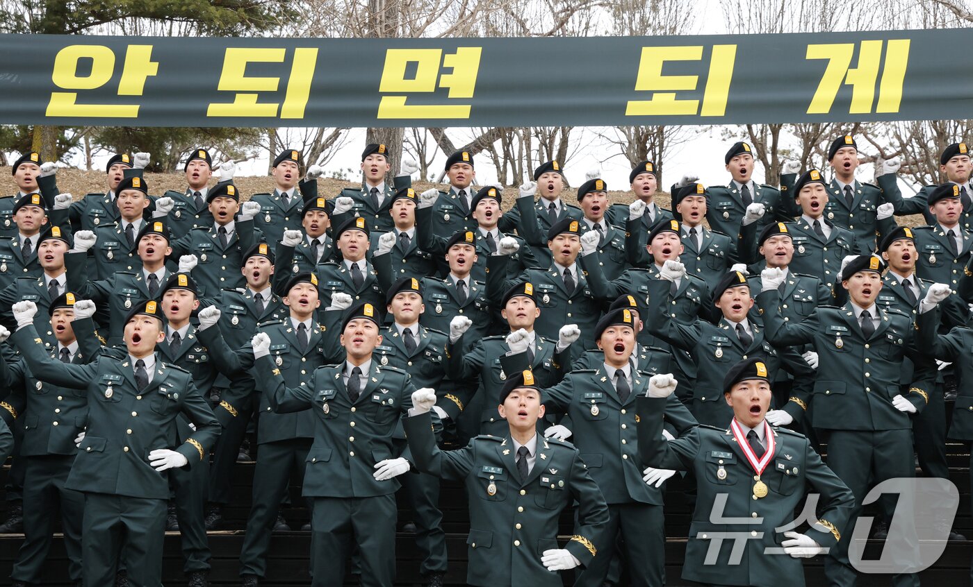 본문 이미지 - 27일 경기 광주시 육군 특수전학교에서 열린 '특전부사관 262기 임관식'에서 신임 특전부사관들이 군가를 부르고 있다. 2026.2.27 ⓒ 뉴스1 김영운 기자