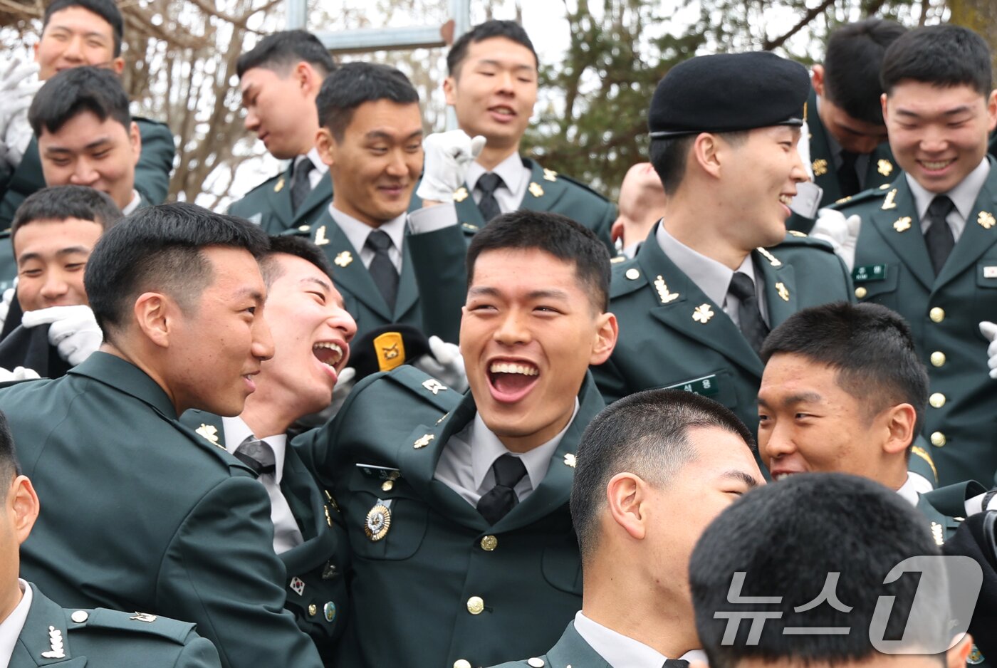 본문 이미지 - 27일 경기 광주시 육군 특수전학교에서 열린 '특전부사관 262기 임관식'에서 신임 특전부사관들이 임관식을 마치고 기뻐하고 있다. 2026.2.27 ⓒ 뉴스1 김영운 기자
