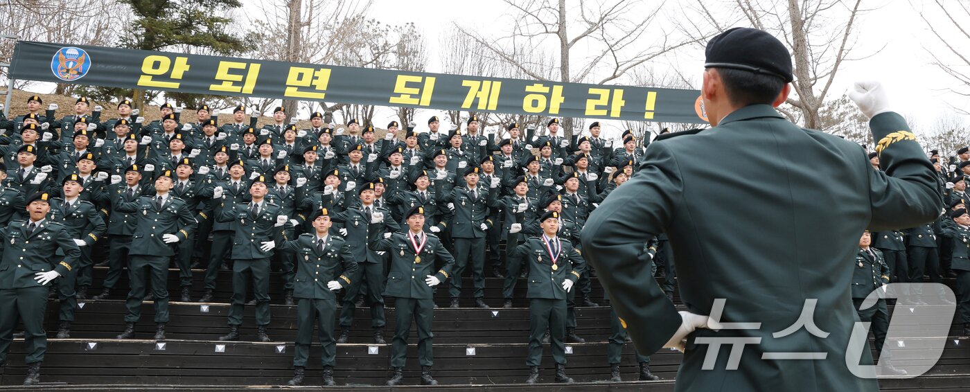 본문 이미지 - 27일 경기 광주시 육군 특수전학교에서 열린 '특전부사관 262기 임관식'에서 신임 특전부사관들이 군가를 부르고 있다. 2026.2.27 ⓒ 뉴스1 김영운 기자
