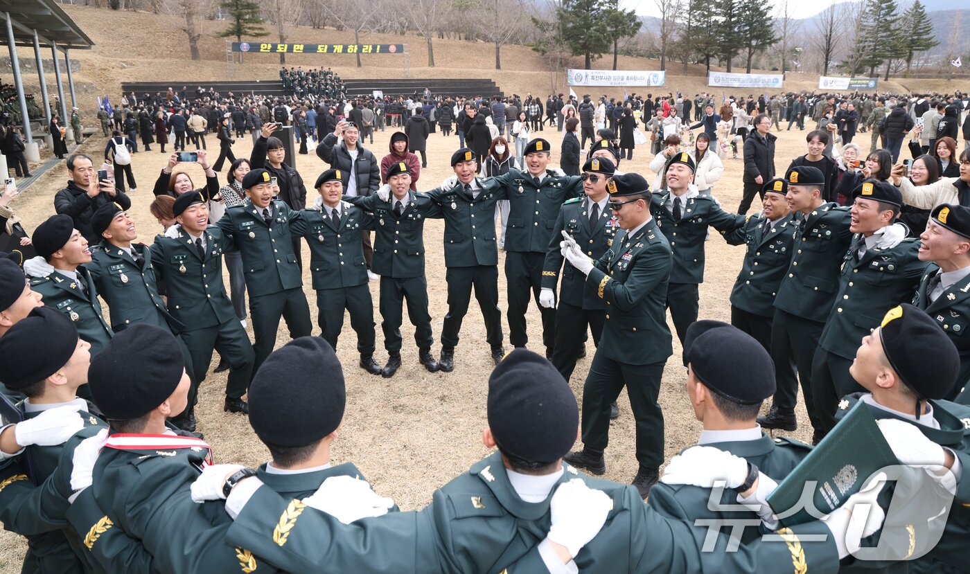 본문 이미지 - 27일 경기 광주시 육군 특수전학교에서 열린 '특전부사관 262기 임관식'에서 신임 특전부사관들이 군가를 부르고 있다. 2026.2.27 ⓒ 뉴스1 김영운 기자