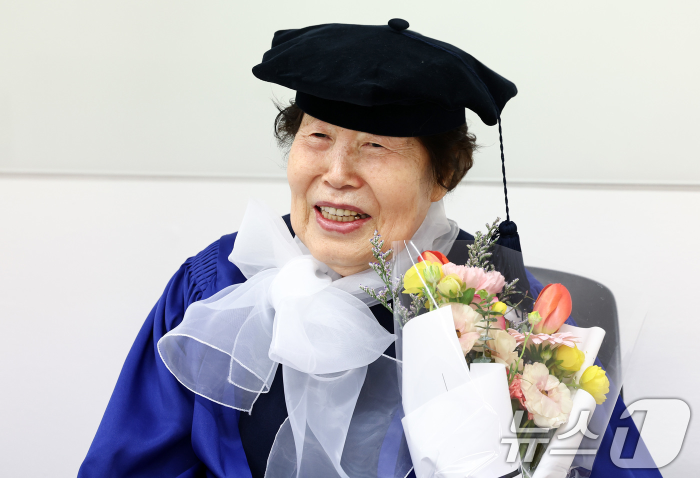 (서울=뉴스1) 최지환 기자 = 2024학년도 수능 최고령 수험생이었던 김정자 할머니(85)가 27일 서울 용산구 숙명여자대학교에서 열린 2025학년도 전기 숙명여자대학교 미래교육 …