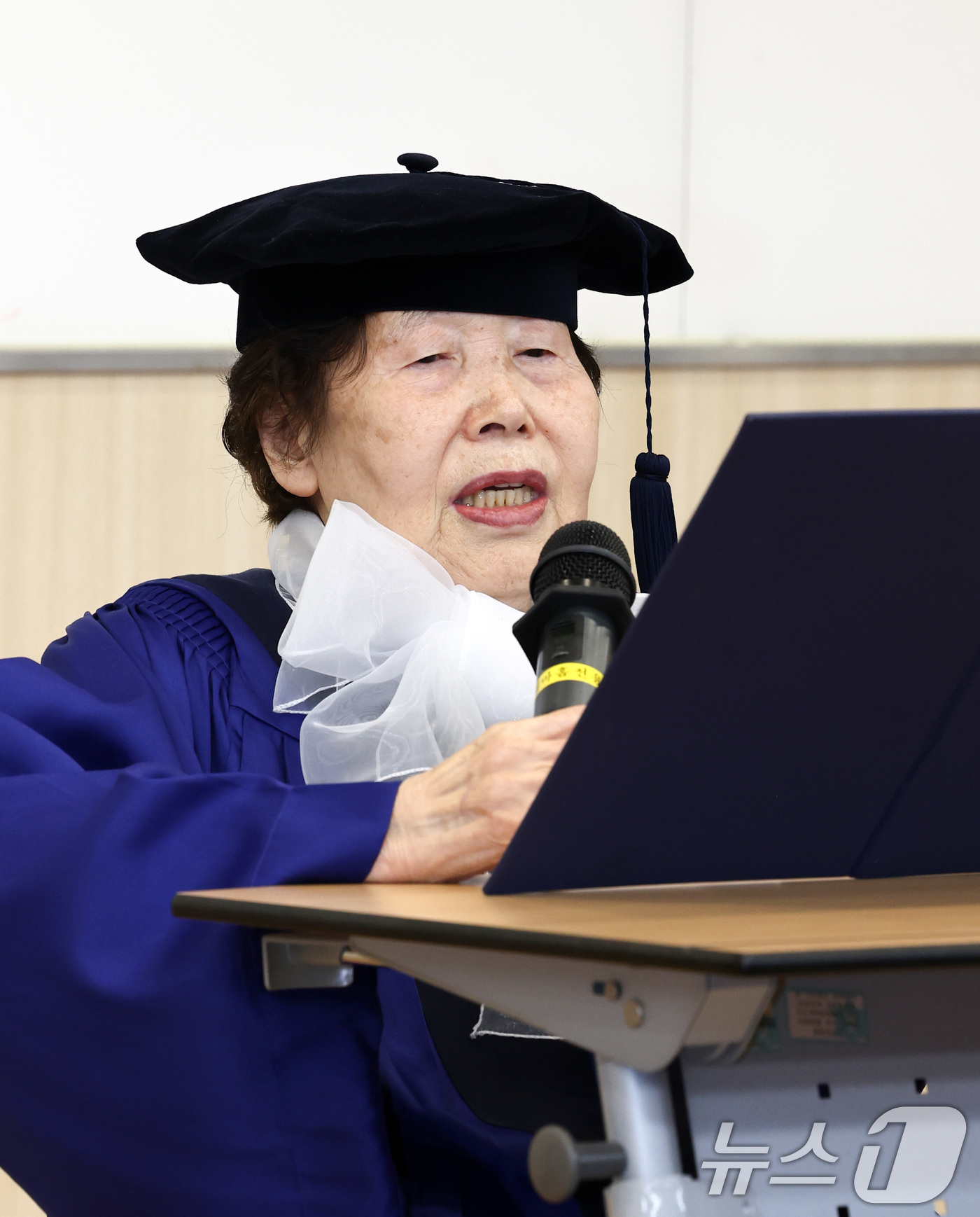 (서울=뉴스1) 최지환 기자 = 2024학년도 수능 최고령 수험생이었던 김정자 할머니(85)가 27일 서울 용산구 숙명여자대학교에서 열린 2025학년도 전기 숙명여자대학교 미래교육 …