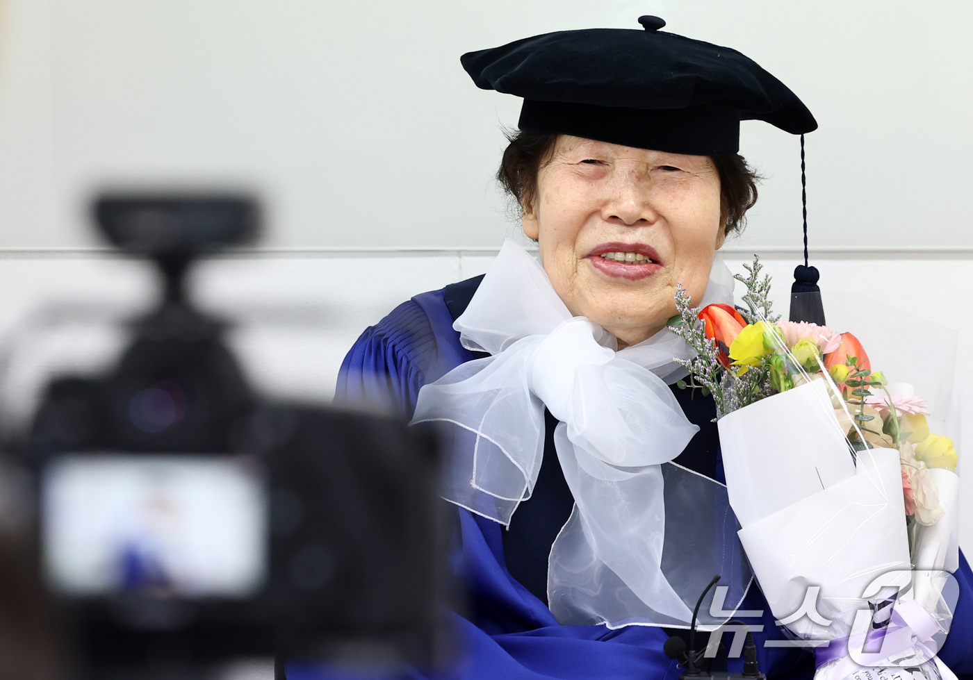 (서울=뉴스1) 최지환 기자 = 2024학년도 수능 최고령 수험생이었던 김정자 할머니(85)가 27일 서울 용산구 숙명여자대학교에서 열린 2025학년도 전기 숙명여자대학교 미래교육 …