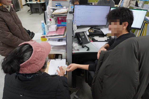 "점심값 아껴 좋아"…농어촌 기본소득 지급에 들뜬 청양 주민들