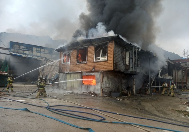 해남 건축설비 공장 화재…1시간25분 만에 초진