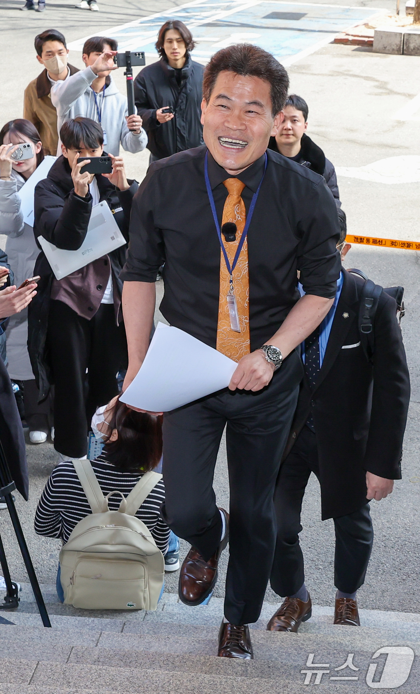 (서울=뉴스1) 안은나 기자 = 한국사 강사 출신 유튜버 전한길 씨가 27일 오후 이준석 대표가 고발한 '부장선거 주장' 관련 혐의로 조사를 받기 위해 서울 동작경찰서에 출석하고 …