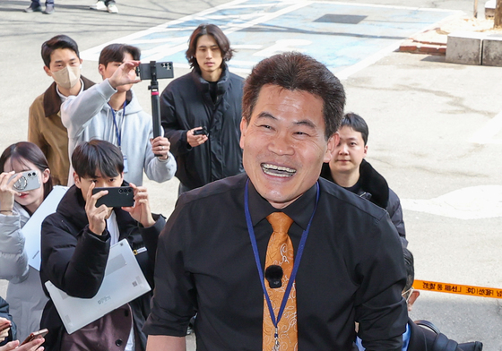 경찰 조사 출석하는 전한길