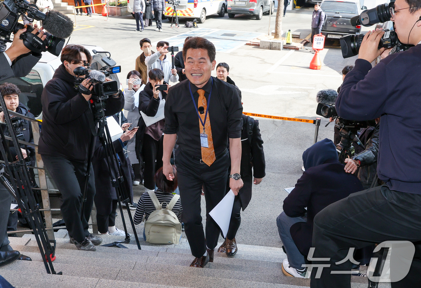 (서울=뉴스1) 안은나 기자 = 한국사 강사 출신 유튜버 전한길 씨가 27일 오후 이준석 대표가 고발한 '부장선거 주장' 관련 혐의로 조사를 받기 위해 서울 동작경찰서에 출석하고 …