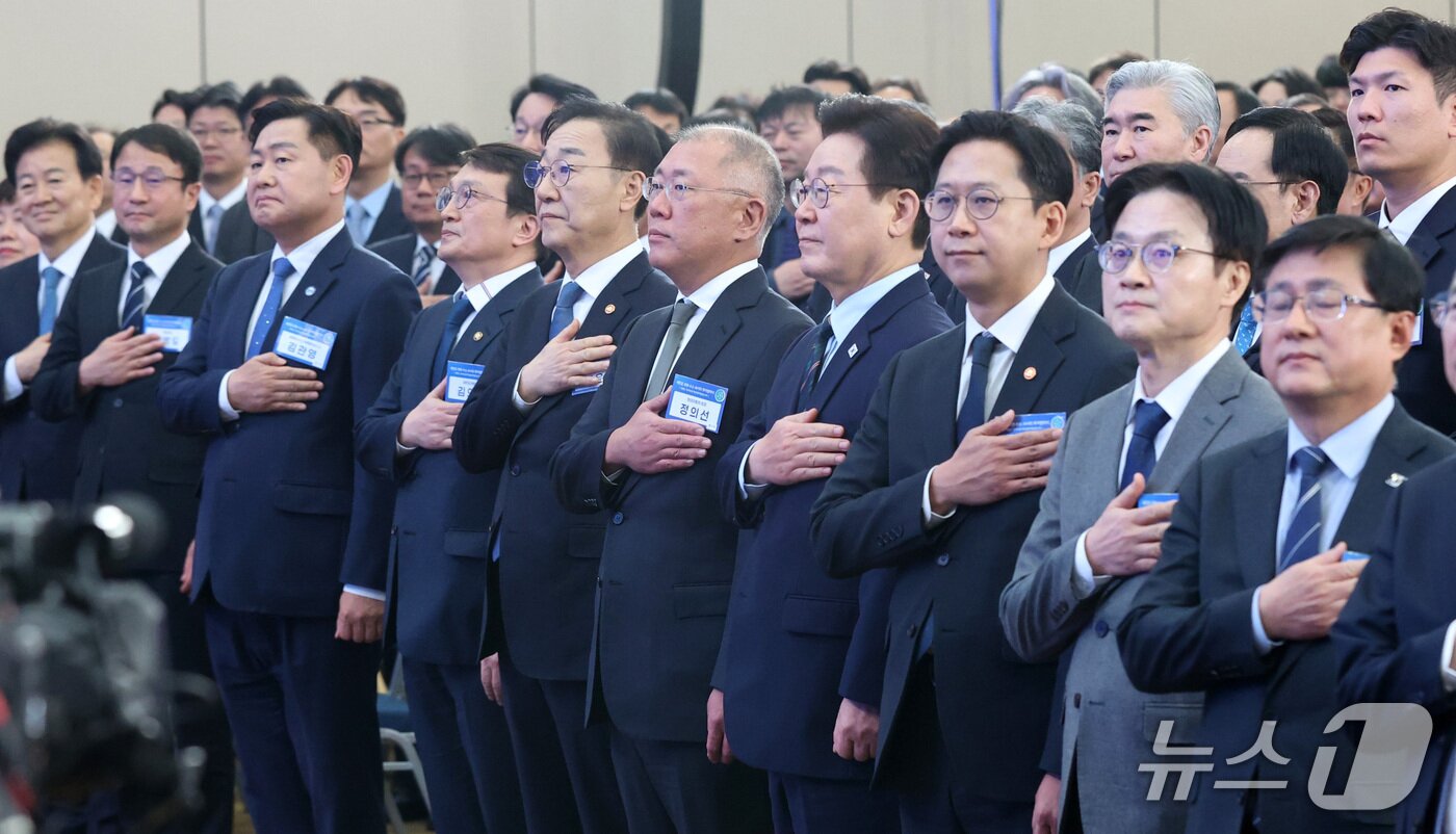 본문 이미지 -  27일 전북 군산시 새만금 컨벤션센터에서 새만금 로봇·수소·AI 시티 투자협약식이 개최된 가운데 이재명 대통령을 비롯한 참석자들이 국민의례를 하고 있다.( 전북사진기자단 제공. 재판매 및 DB금지)/뉴스1