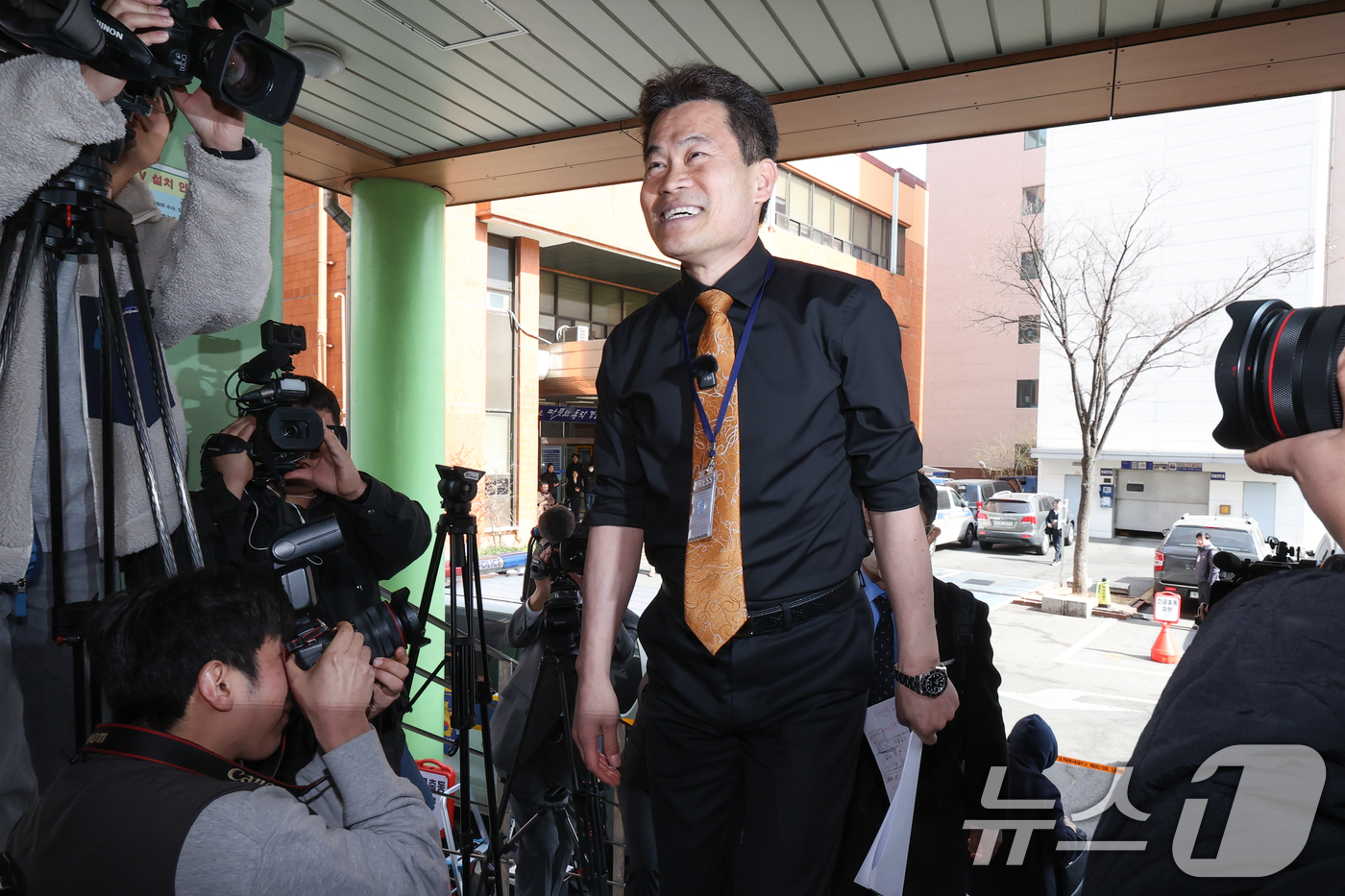 (서울=뉴스1) 안은나 기자 = 한국사 강사 출신 유튜버 전한길 씨가 27일 오후 이준석 개혁신당 대표가 고발한 '부장선거 주장' 관련 혐의로 조사를 받기 위해 서울 동작경찰서에 …