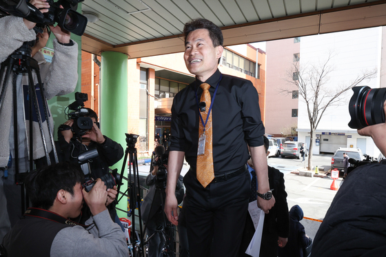 '끝장 토론' 앞둔 전한길, 경찰 출석