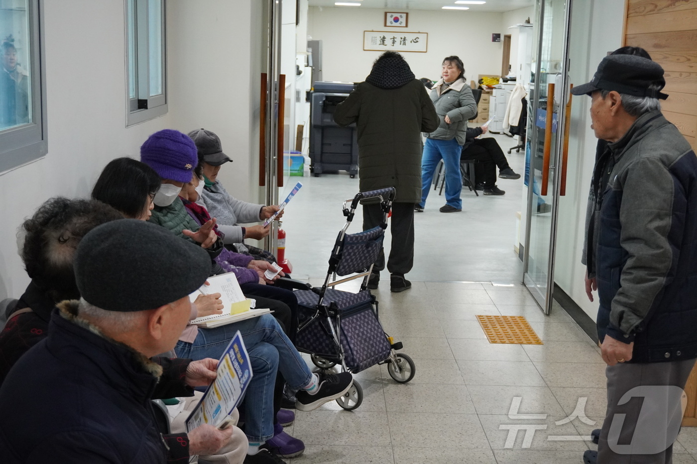 (청양=뉴스1) 최형욱 기자 = 27일 오전 충남 청양군 청양읍 행정복지센터에서 주민들이 농어촌 기본소득을 지급받기 위해 대기하고 있다. 2026.2.27/뉴스1