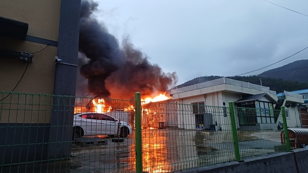 여수 식품공장 화재 5시간 만에 진화(종합)