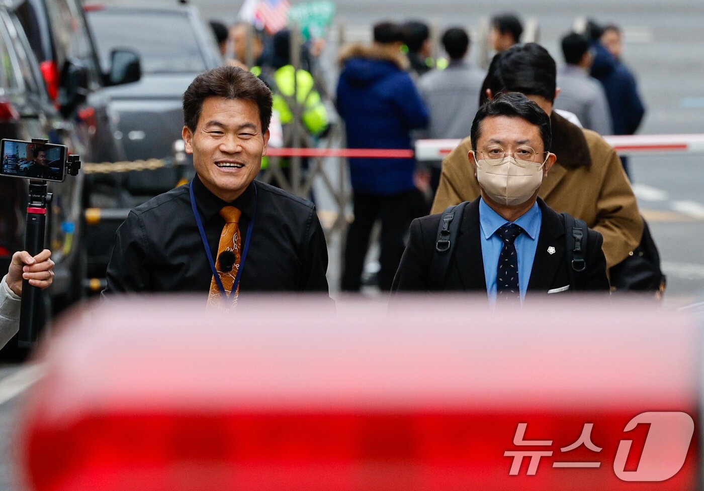 본문 이미지 - 한국사 강사 출신 유튜버 전한길 씨가 27일 오후 이준석 개혁신당 대표가 고발한 '부장선거 주장' 관련 혐의로 조사를 받기 위해 서울 동작경찰서에 출석하고 있다. 2026.2.27 ⓒ 뉴스1 안은나 기자