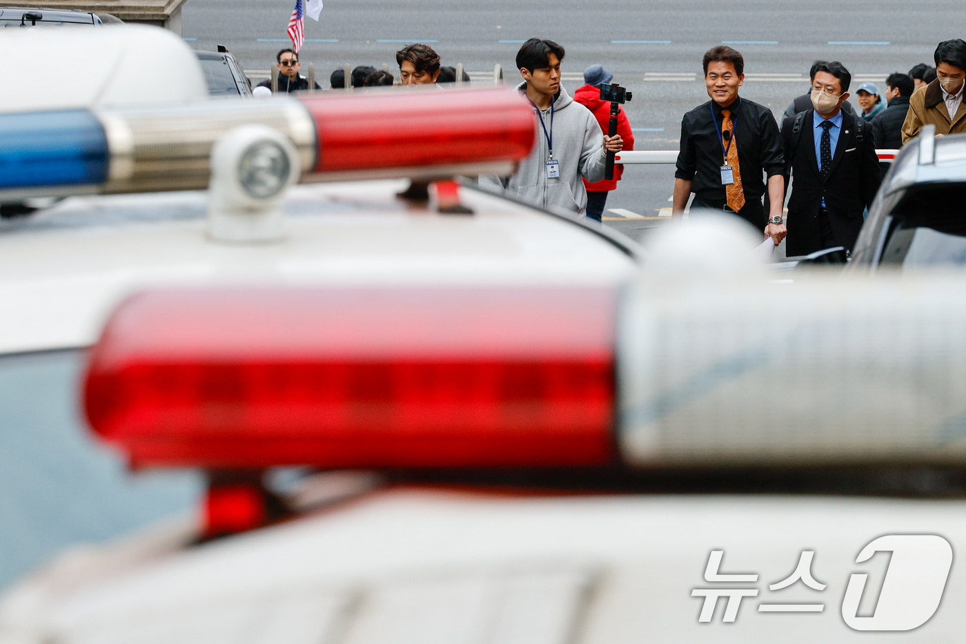 (서울=뉴스1) 안은나 기자 = 한국사 강사 출신 유튜버 전한길 씨가 27일 오후 이준석 개혁신당 대표가 고발한 '부장선거 주장' 관련 혐의로 조사를 받기 위해 서울 동작경찰서에 …