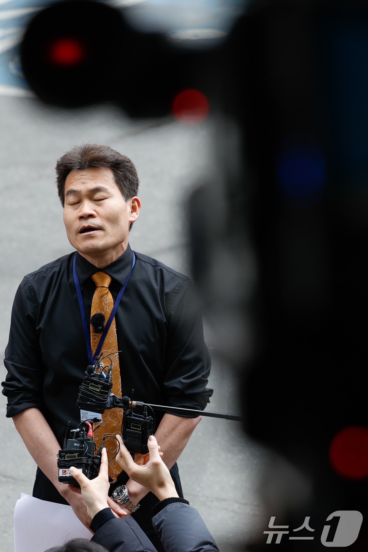 (서울=뉴스1) 안은나 기자 = 한국사 강사 출신 유튜버 전한길 씨가 27일 오후 이준석 개혁신당 대표가 고발한 '부장선거 주장' 관련 혐의로 조사를 받기 위해 서울 동작경찰서에 …