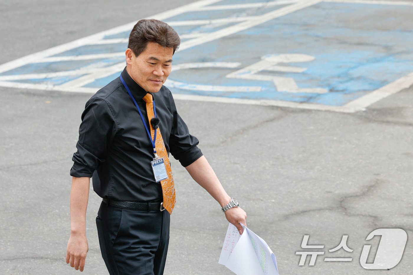 (서울=뉴스1) 안은나 기자 = 한국사 강사 출신 유튜버 전한길 씨가 27일 오후 이준석 개혁신당 대표가 고발한 '부장선거 주장' 관련 혐의로 조사를 받기 위해 서울 동작경찰서에 …