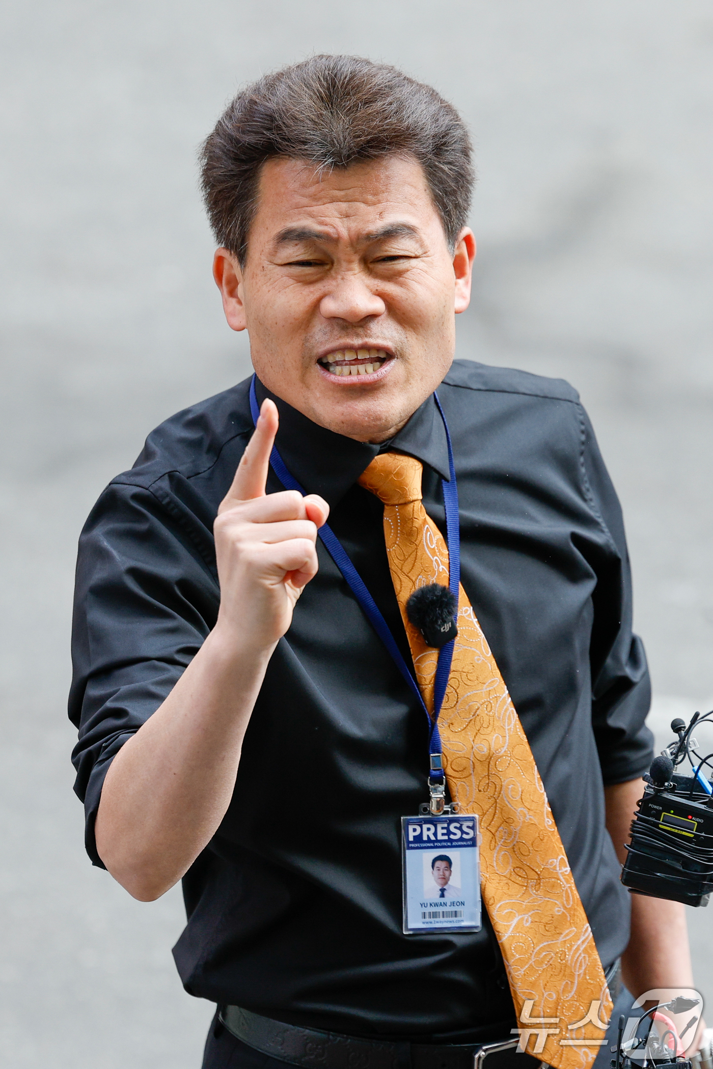 (서울=뉴스1) 안은나 기자 = 한국사 강사 출신 유튜버 전한길 씨가 27일 오후 이준석 개혁신당 대표가 고발한 '부장선거 주장' 관련 혐의로 조사를 받기 위해 서울 동작경찰서에 …