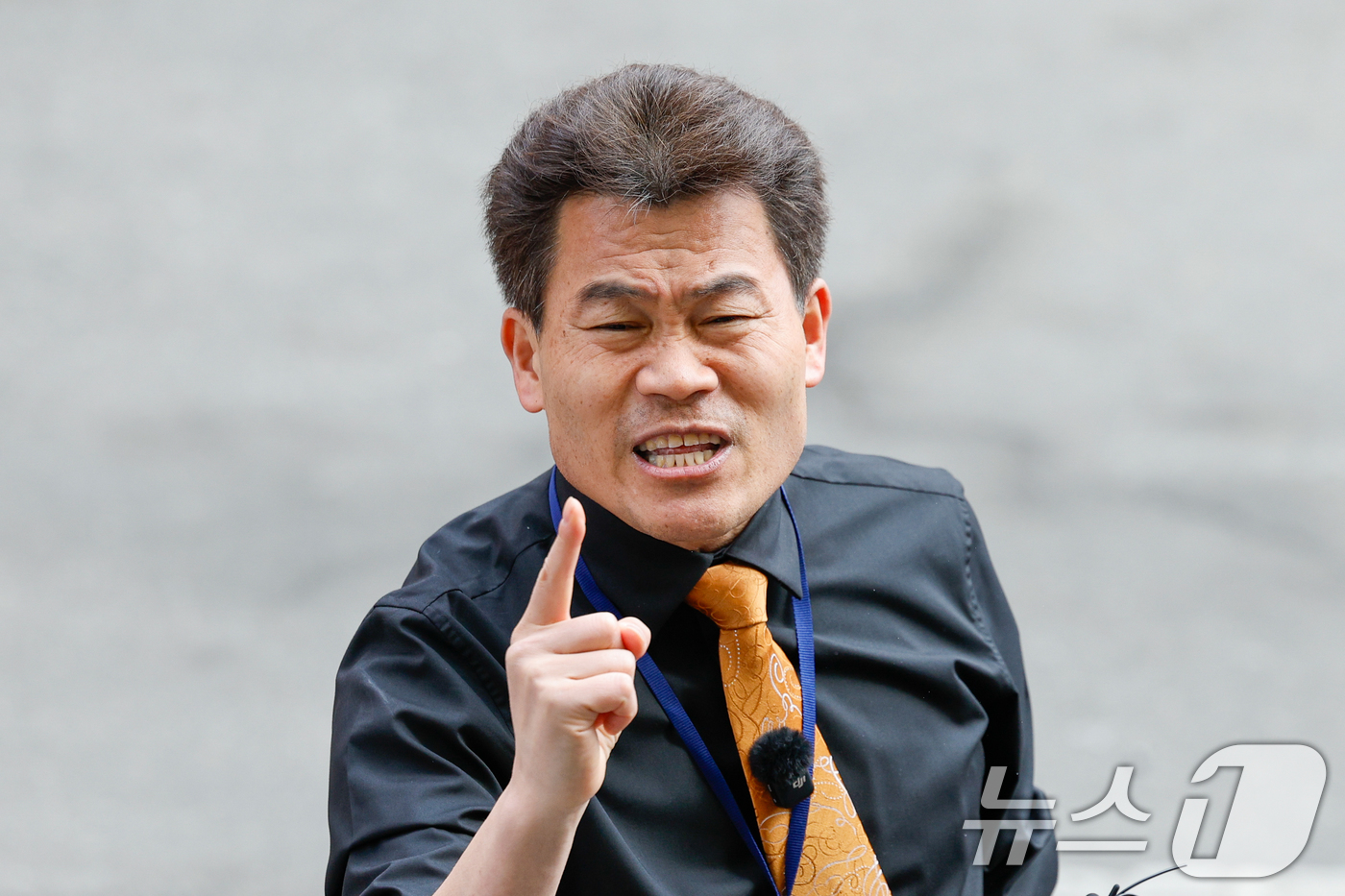 (서울=뉴스1) 안은나 기자 = 한국사 강사 출신 유튜버 전한길 씨가 27일 오후 이준석 개혁신당 대표가 고발한 '부장선거 주장' 관련 혐의로 조사를 받기 위해 서울 동작경찰서에 …