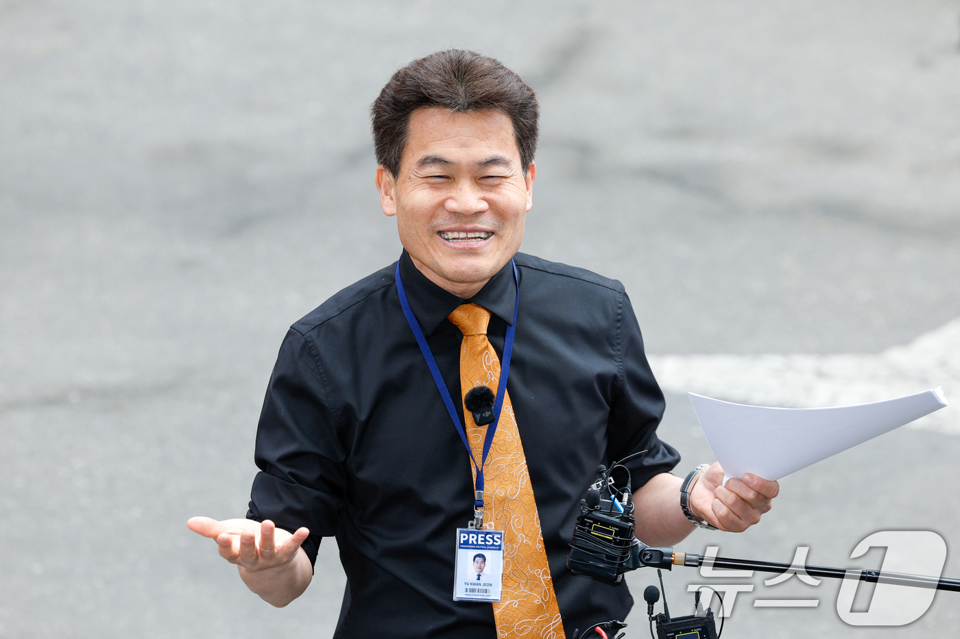 (서울=뉴스1) 안은나 기자 = 한국사 강사 출신 유튜버 전한길 씨가 27일 오후 이준석 개혁신당 대표가 고발한 '부장선거 주장' 관련 혐의로 조사를 받기 위해 서울 동작경찰서에 …