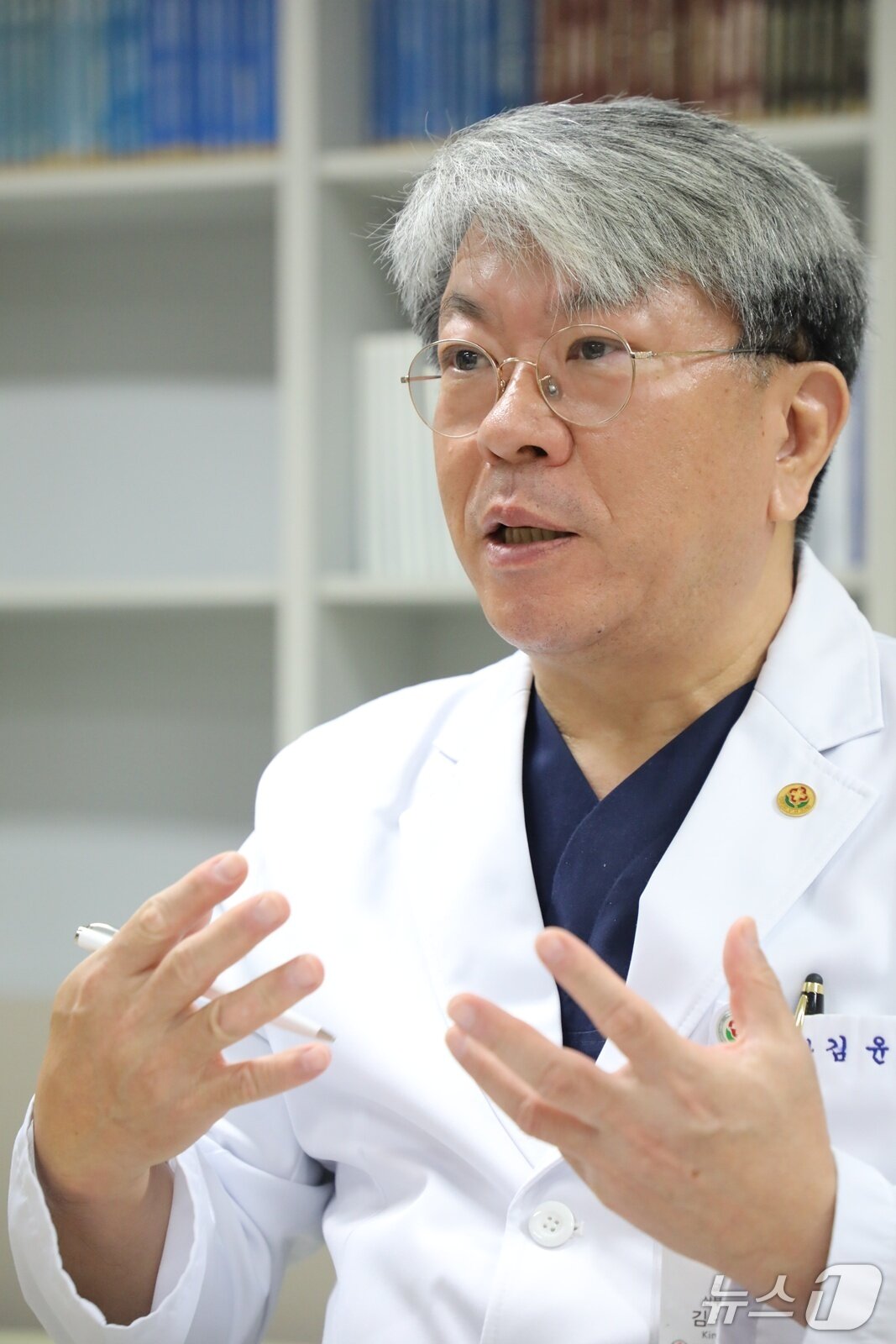 본문 이미지 - 김윤하 전남대학교병원 산부인과 교수가 정년 퇴임을 앞두고 인터뷰를 하고 있다. (전남대병원 제공. 재판매 및 DB 금지) 2026.2.27