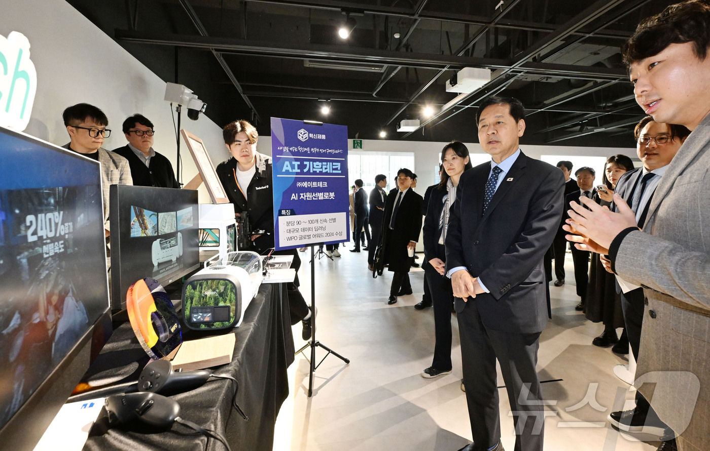(서울=뉴스1) = 구윤철 부총리 겸 재정경제부 장관이 27일 서울 성동구 소재 인공지능(AI) 혁신기업 뉴로메카를 방문해 AI 혁신기업들의 제품들을 둘러보며 관계자의 시연과 함께 …
