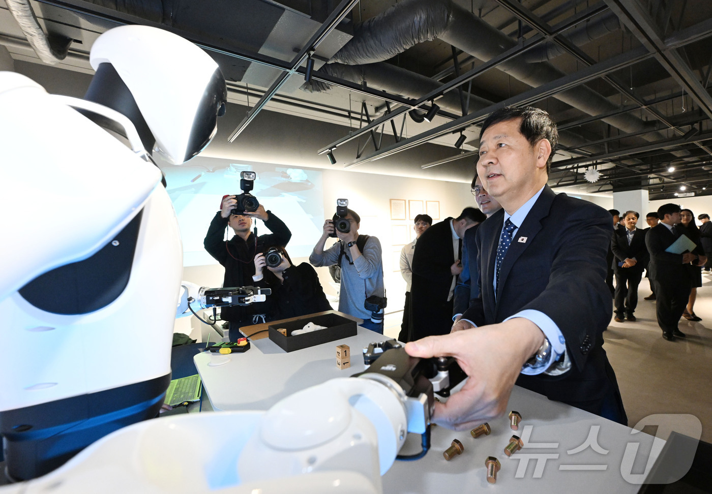 (서울=뉴스1) = 구윤철 부총리 겸 재정경제부 장관이 27일 서울 성동구 소재 인공지능(AI) 혁신기업 뉴로메카를 방문해 AI 혁신기업들의 제품을 체험하고 있다. (재정경제부 제 …