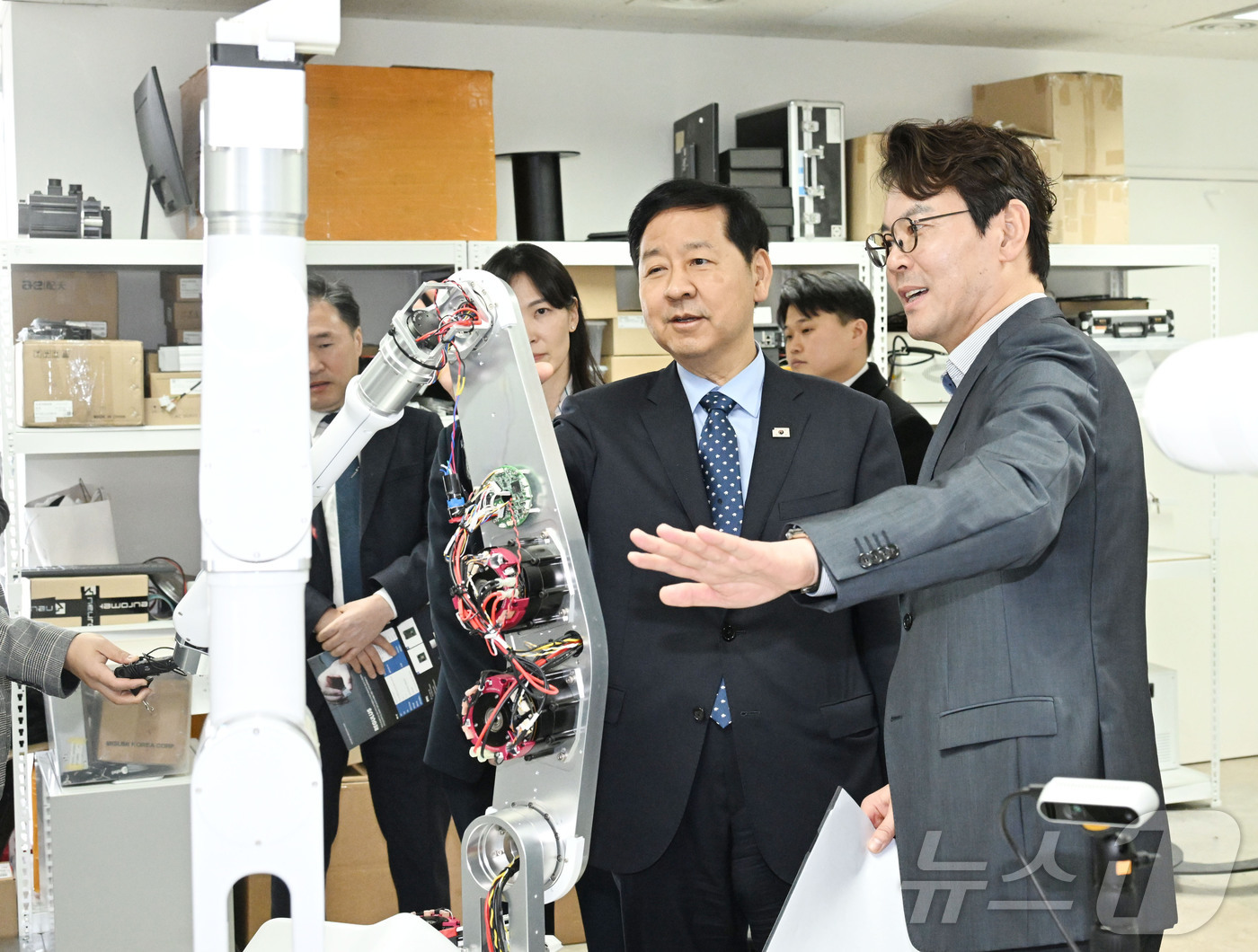 (서울=뉴스1) = 구윤철 부총리 겸 재정경제부 장관이 27일 서울 성동구 소재 인공지능(AI) 혁신기업 뉴로메카를 방문해 박종훈 뉴로메카 대표이사의 AI 로봇제품 생산공정 설명을 …