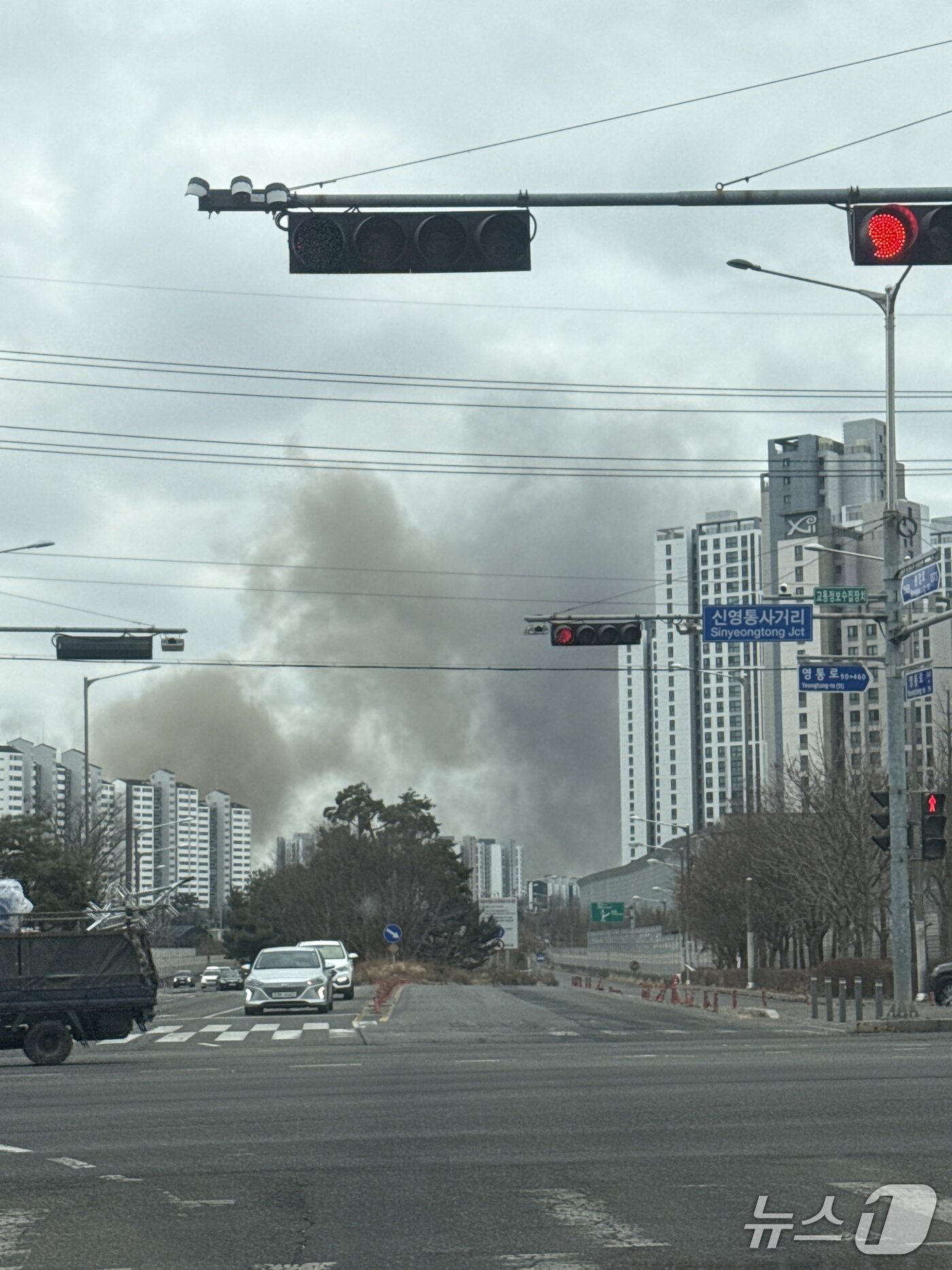 본문 이미지 - 화재 현장에서 피어오르는 연기. (독자 제공. 재판매 및 DB 금지) 2026.2.27/뉴스1