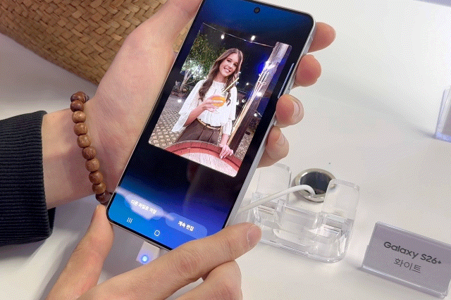 본문 이미지 - SK텔레콤이 27일 성수동 T팩토리에서 오픈한 'SKT S26 마켓'에서 갤럭시 S26 울트라의 포토 어시스트 기능을 체험하는 모습. ⓒ 뉴스1 이민주 기자