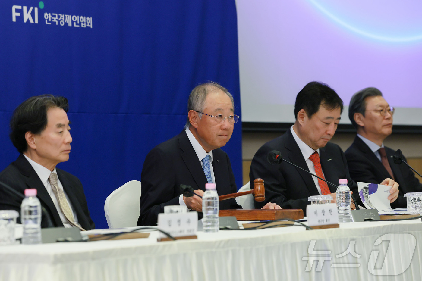 (서울=뉴스1) = 류진 한국경제인협회 회장이 27일 여의도 FKI타워 컨퍼런스센터에서 열린 '제65회 정기총회'에서 의사봉을 두드리고 있다. (한국경제인협회 제공. 재판매 및 D …