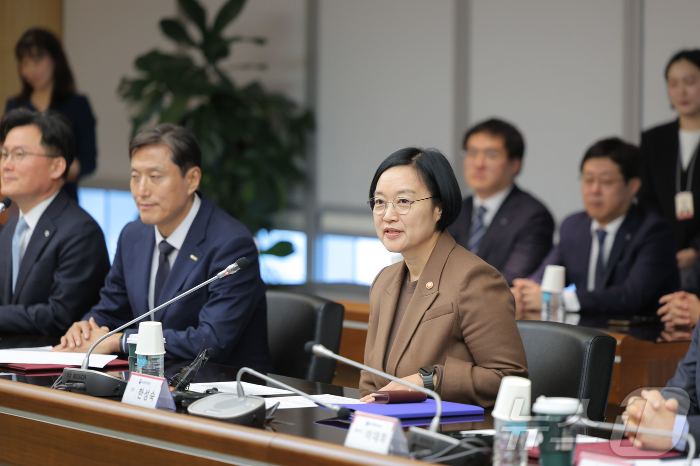 (서울=뉴스1) = 한성숙 중소벤처기업부 장관이 27일 부산 BNK부산은행 본점에서 열린 '동남권 벤처펀드 및 벤처생태계 활성화를 위한 업무협약 체결식'에서 인사말을 하고 있다. …