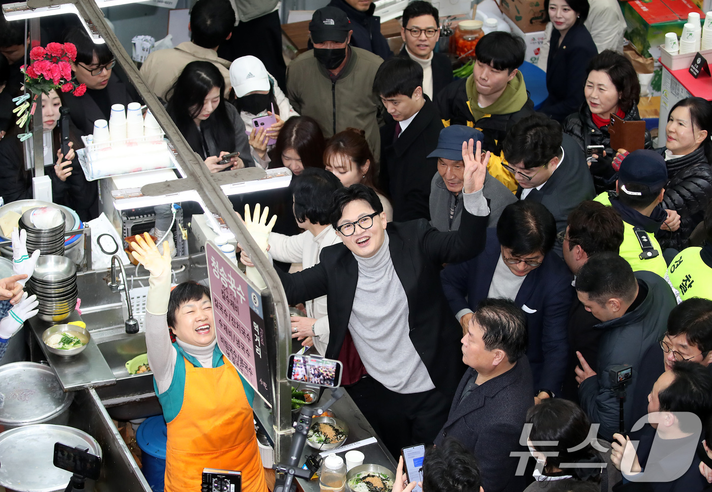 (대구=뉴스1) 공정식 기자 = 한동훈 전 국민의힘 대표가 27일 오후 대구 중구 서문시장 국수골목을 찾아 상인과 함께 손을 흔들고 있다. 2026.2.27/뉴스1