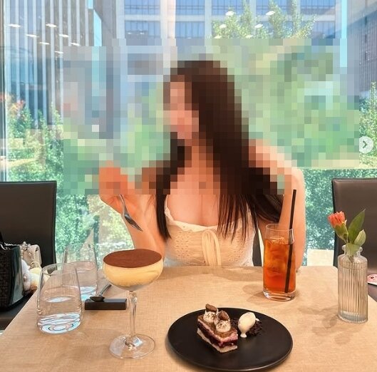 본문 이미지 - 최현석 레스토랑 방문 인증샷을 남기고 있는 인플루언서들. 인스타그램