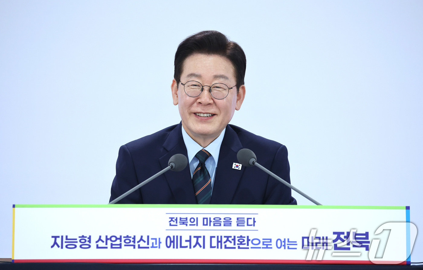 (전주=뉴스1) 이재명 기자 = 이재명 대통령이 27일 전북 전주시 전북대학교에서 열린 ’전북의 마음을 듣다’ 타운홀미팅 간담회에서 발언을 하고 있다. 2026.2.27/뉴스1