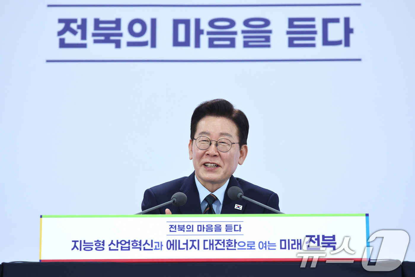 (전주=뉴스1) 이재명 기자 = 이재명 대통령이 27일 전북 전주시 전북대학교에서 열린 ’전북의 마음을 듣다’ 타운홀미팅 간담회에서 발언을 하고 있다. 2026.2.27/뉴스1