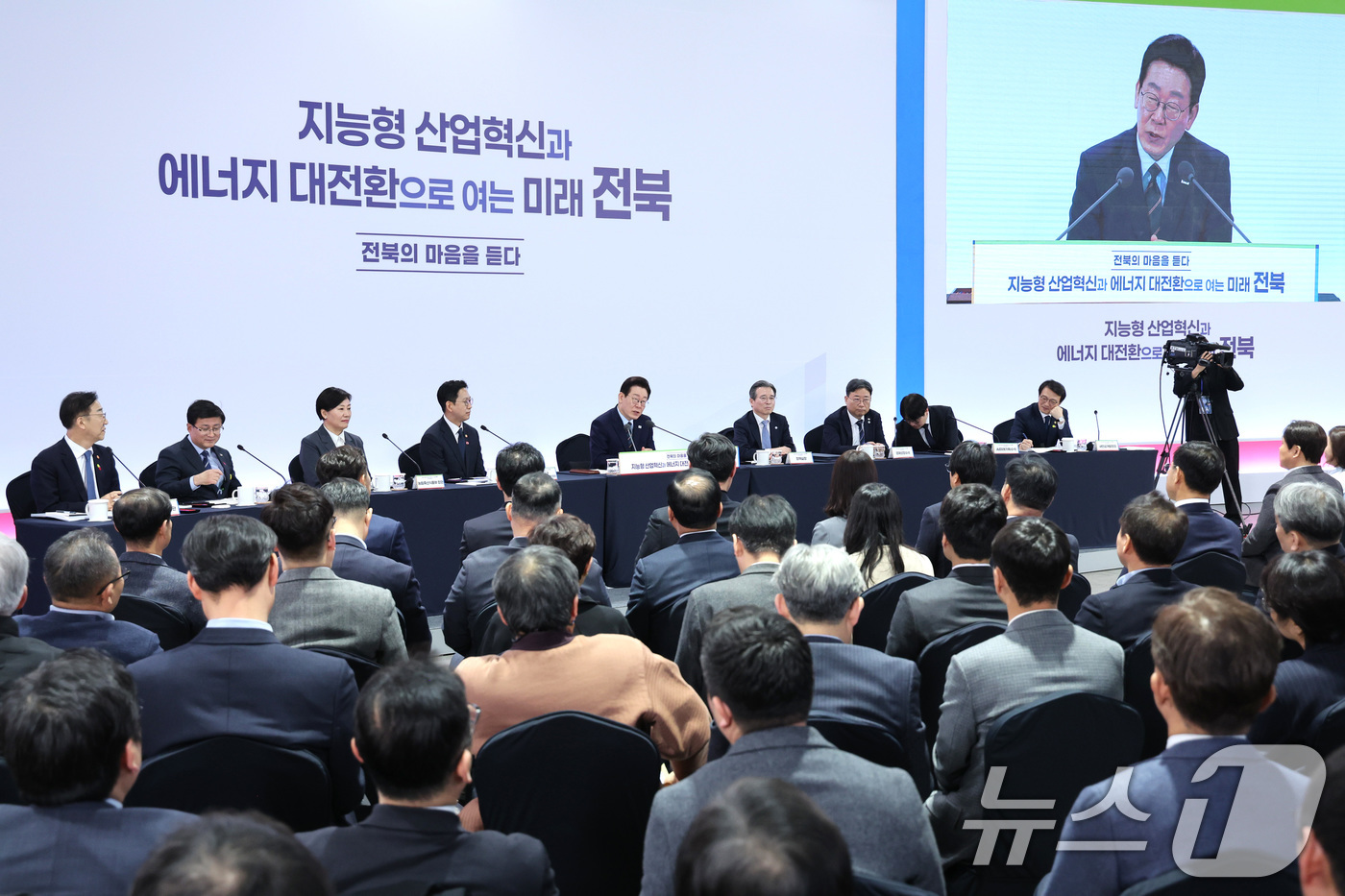 (전주=뉴스1) 이재명 기자 = 이재명 대통령이 27일 전북 전주시 전북대학교에서 열린 ’전북의 마음을 듣다’ 타운홀미팅 간담회에서 발언을 하고 있다. 2026.2.27/뉴스1