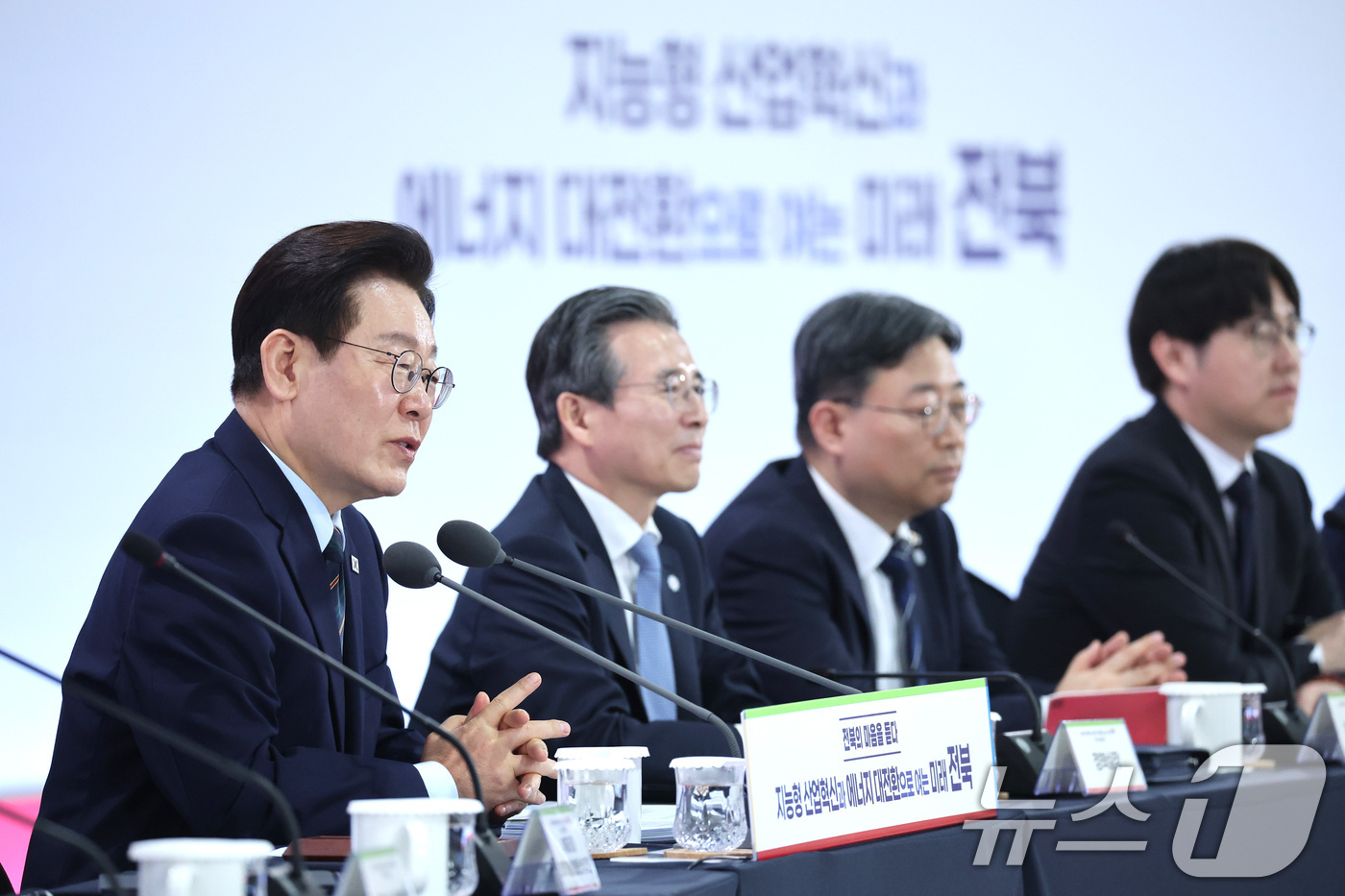 (전주=뉴스1) 이재명 기자 = 이재명 대통령이 27일 전북 전주시 전북대학교에서 열린 ’전북의 마음을 듣다’ 타운홀미팅 간담회에서 발언을 하고 있다. 2026.2.27/뉴스1