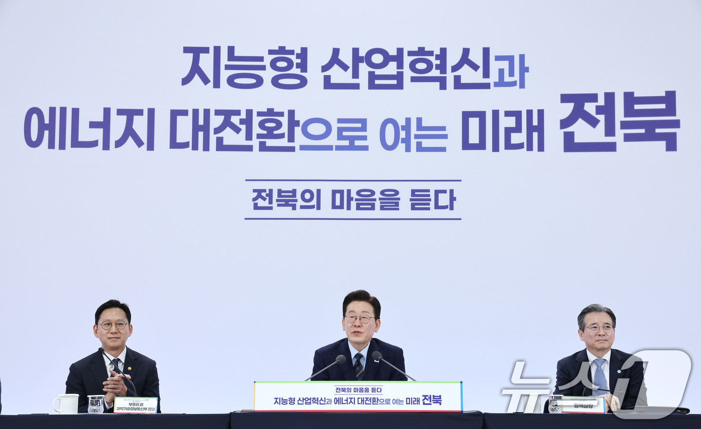 (전주=뉴스1) 이재명 기자 = 이재명 대통령이 27일 전북 전주시 전북대학교에서 열린 ’전북의 마음을 듣다’ 타운홀미팅 간담회에서 발언을 하고 있다. 2026.2.27/뉴스1