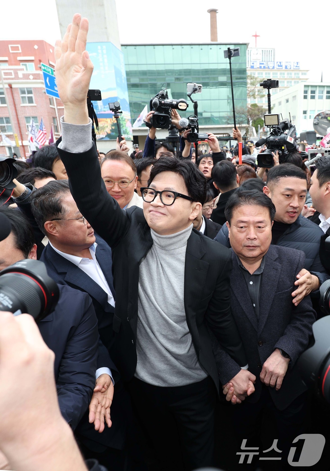 (대구=뉴스1) 공정식 기자 = 한동훈 전 국민의힘 대표가 27일 오후 대구 중구 서문시장을 찾아 손을 흔들고 있다. 2026.2.27/뉴스1