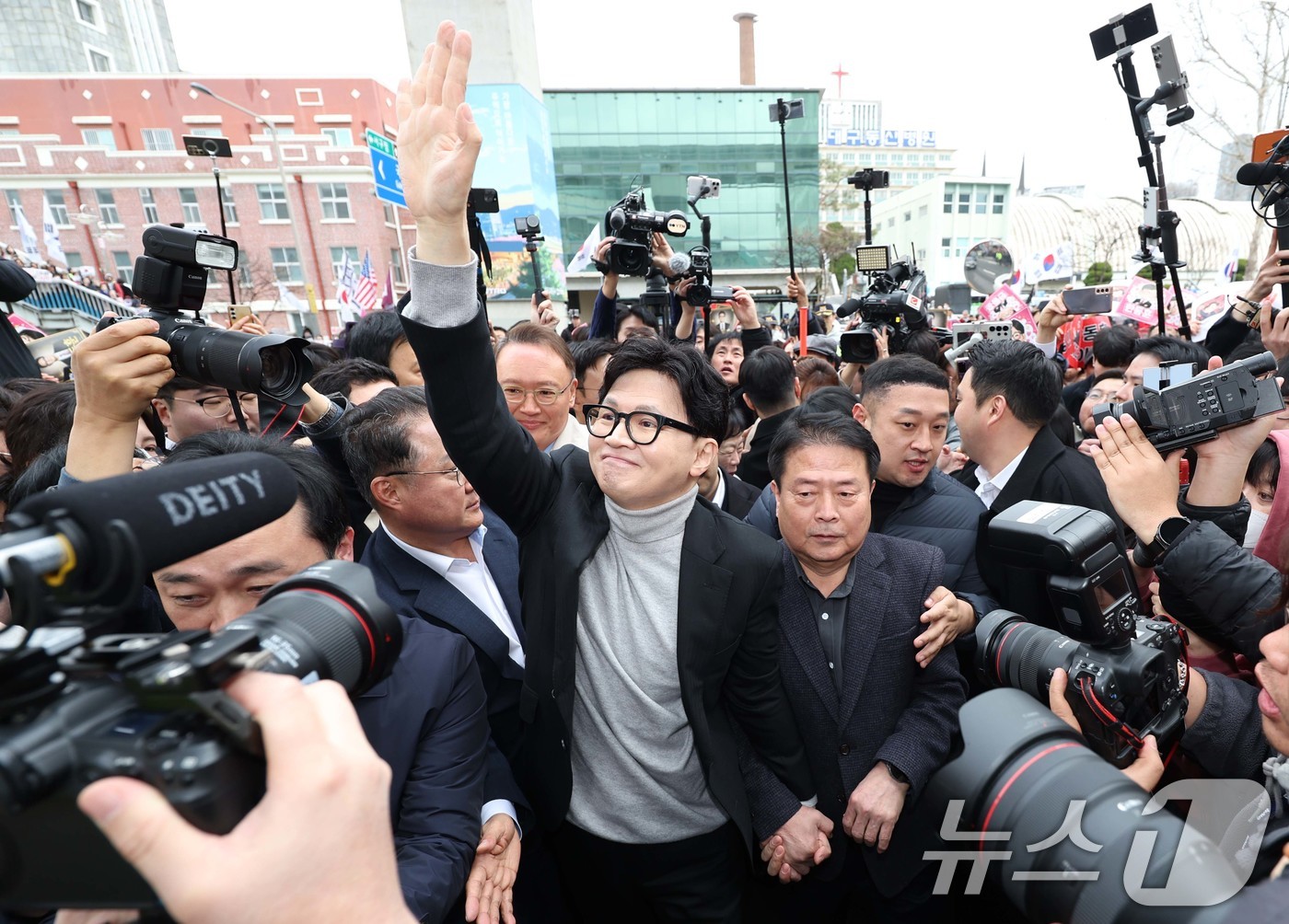 (대구=뉴스1) 공정식 기자 = 한동훈 전 국민의힘 대표가 27일 오후 대구 중구 서문시장을 찾아 손을 흔들고 있다. 2026.2.27/뉴스1