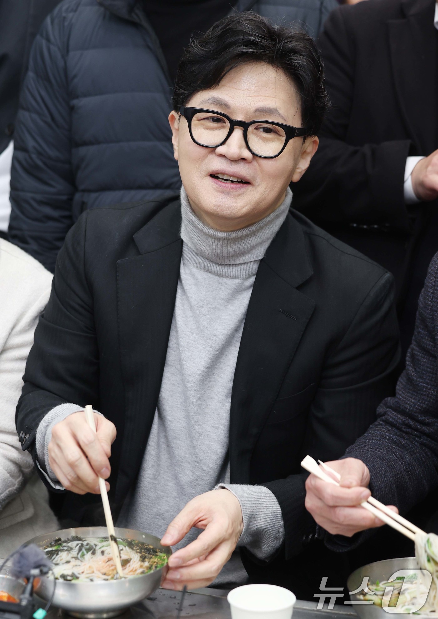 (대구=뉴스1) 공정식 기자 = 한동훈 전 국민의힘 대표가 27일 오후 대구 중구 서문시장 국수골목을 찾아 점심으로 국수를 먹고 있다. 2026.2.27/뉴스1