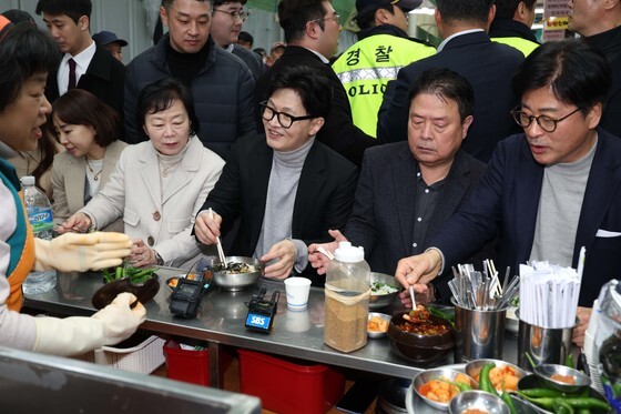 서문시장 국수 먹는 한동훈